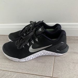 NEW! Nike Metcon 4 Black/White